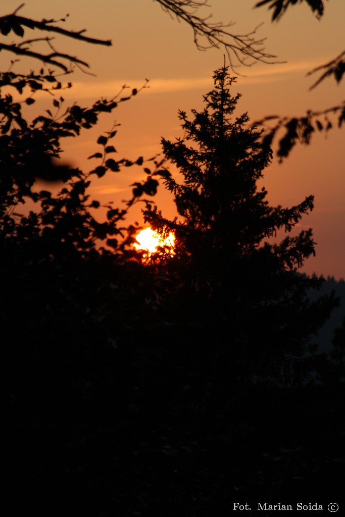 19:32 Zachód Słońca z bacówki - czas spać, jutro znowu trzeba wcześnie wstać