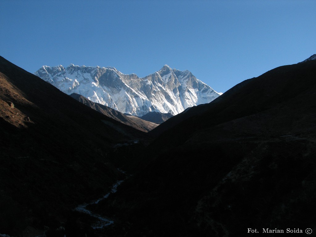 Nuptse (7855) i Lhotse (8516) za doliną Imja Khola z Pangboche
