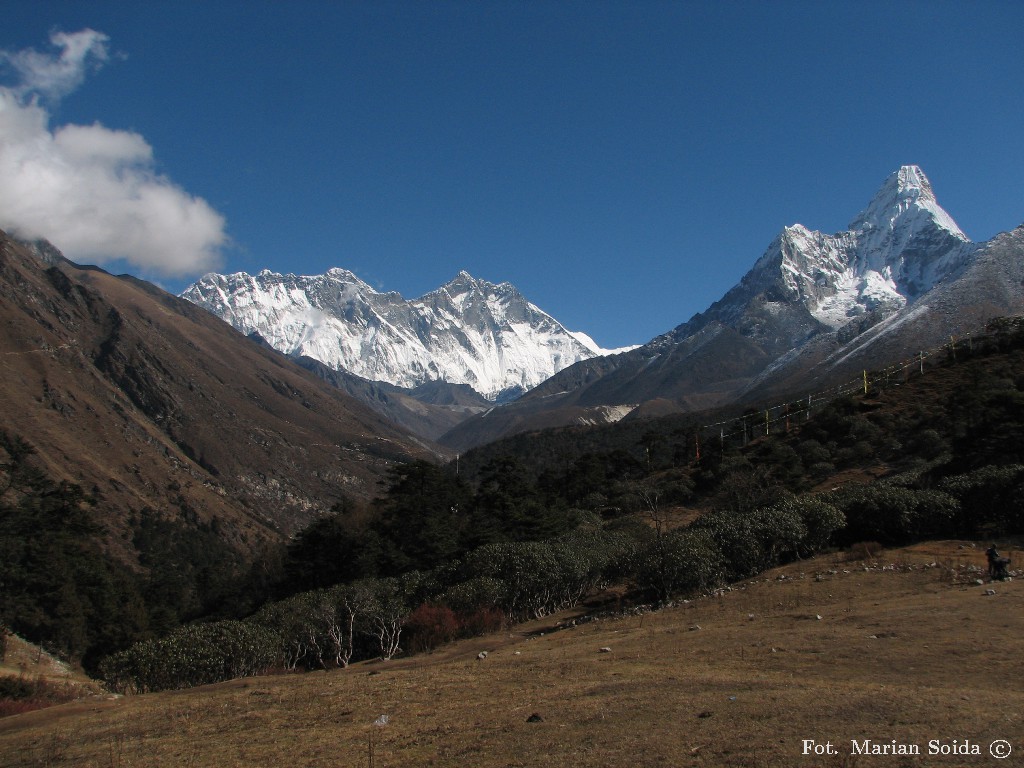 Nuptse (7855), Everest (8848), Lhotse (8516), Ama Dablam (6812) z Tengboche
