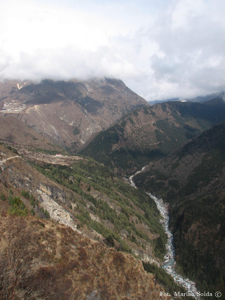 Dolina Dudh Koshi, z lewej wieś Phortse (3810)