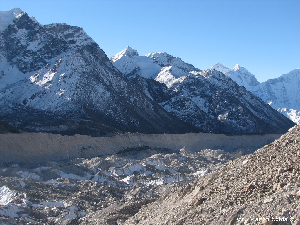 Dolina z lodowcem Khumbu z okolicy Gorak Shep