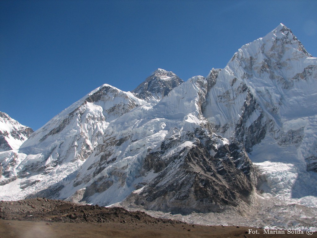 Everest (8848) i Nuptse (7855) ze zbocza Kala Patthar