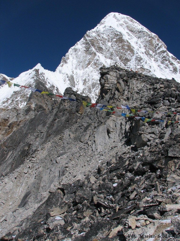 Pumo Ri (7165) i szczyt Kala Patthar (5640) z przełęczy tuż pod szczytem