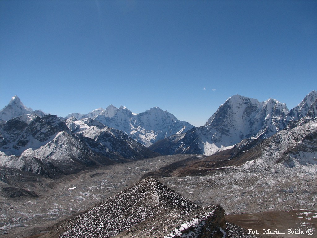 Ama Dablam (6812), Kang Taiga (6685), Tham Serku (6608), Taboche (6367), Dolina Khumbu i niższy szczyt Kala Patthar (5545)