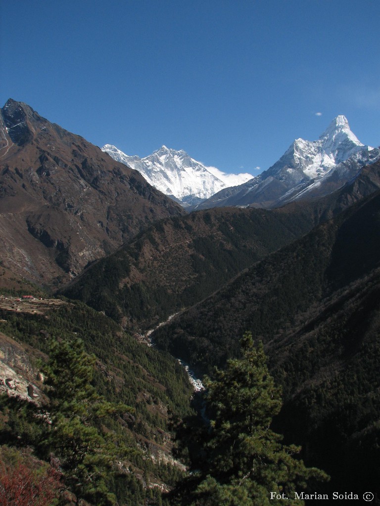 Everest (8848), Lhotse (8516) i Ama Dablam (6812) z okolicy Khumjung