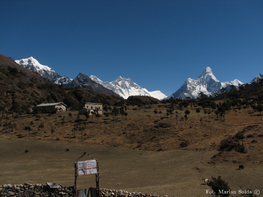 Taboche (6367), Everest (8848), Lhotse (8516), Ama Dablam (6812) ze Shyangboche