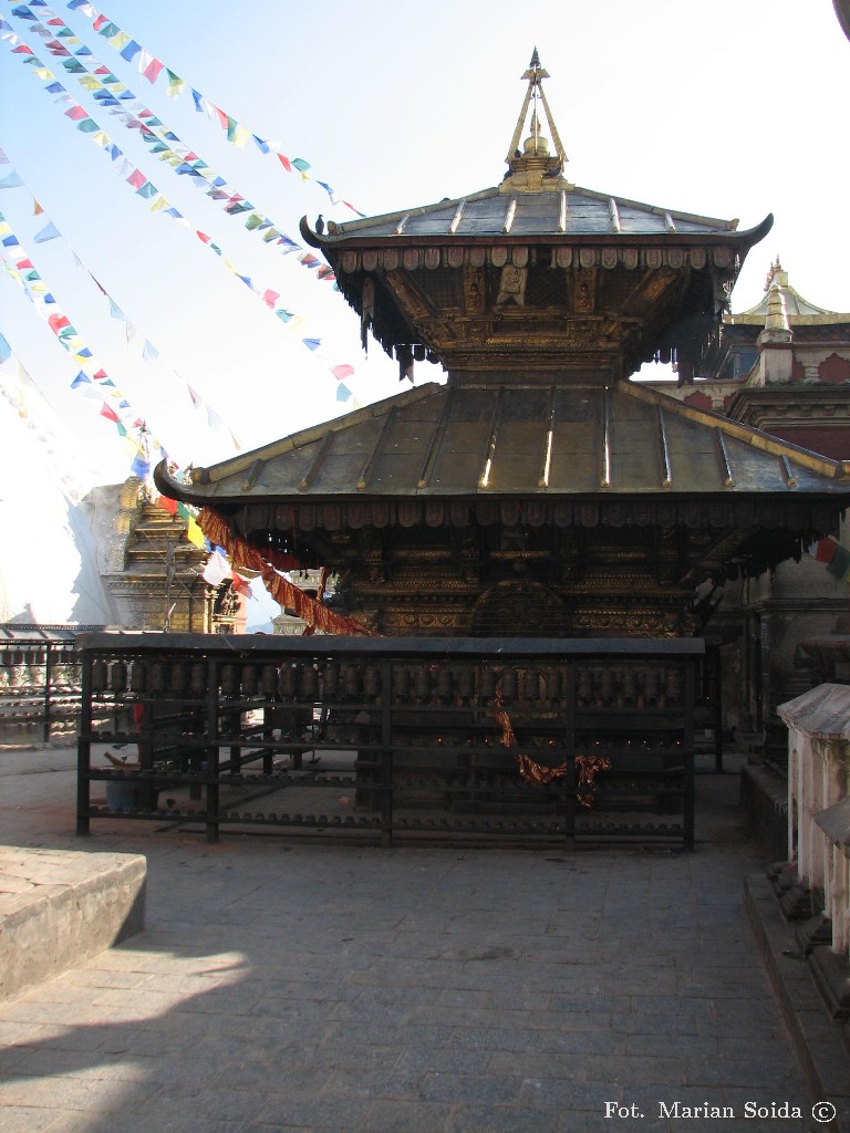 Hinduistyczna świątynia otoczona buddyjskimi młynkami modlitewnymi