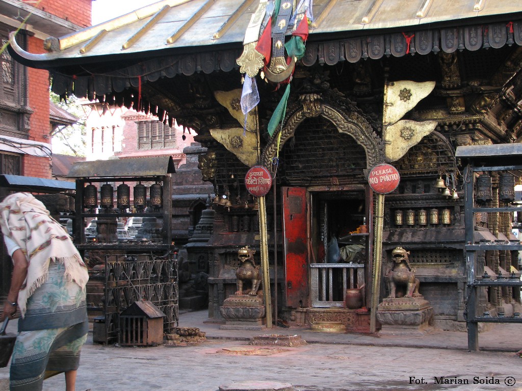 Hinduistyczna świątynia z buddyjskimi młynkami modlitewnymi