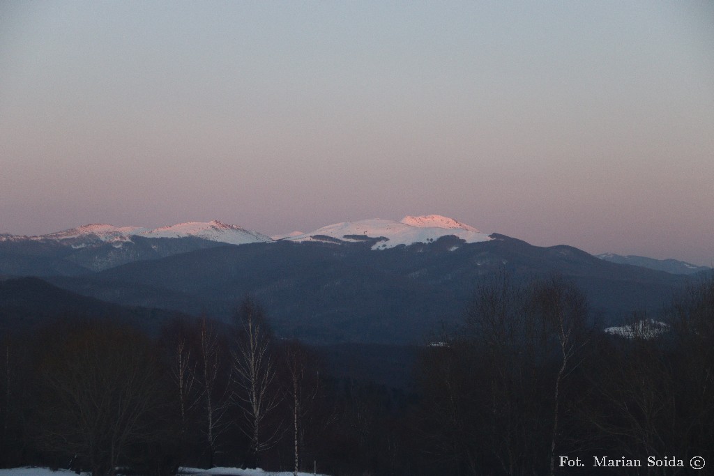 Gniazdo Tarnicy w zachodzącym słońcu z Wierchu Wyżniańskiego