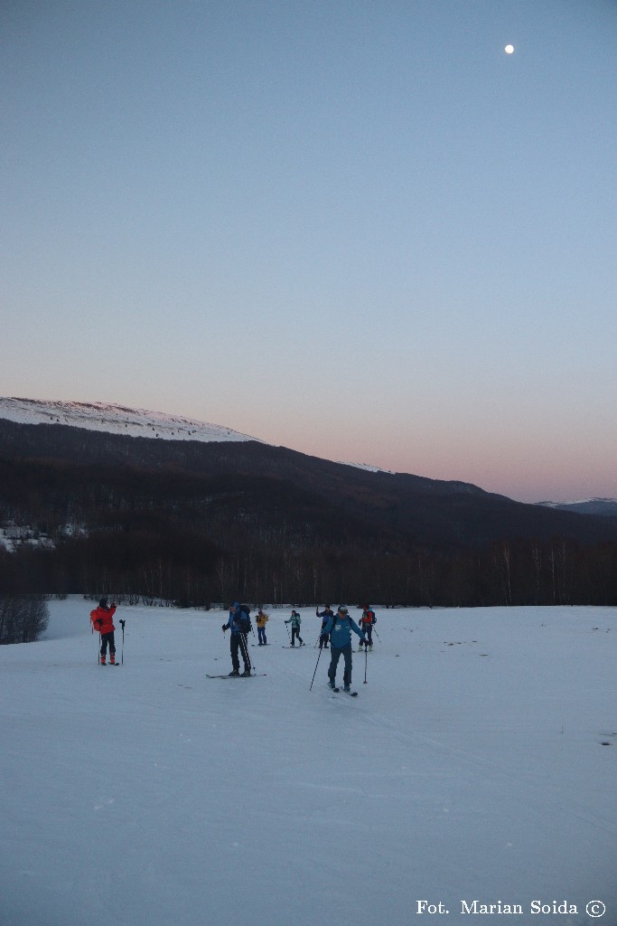 Ekipa podziwiająca zachód słońca na Wierchu Wyżniańskim