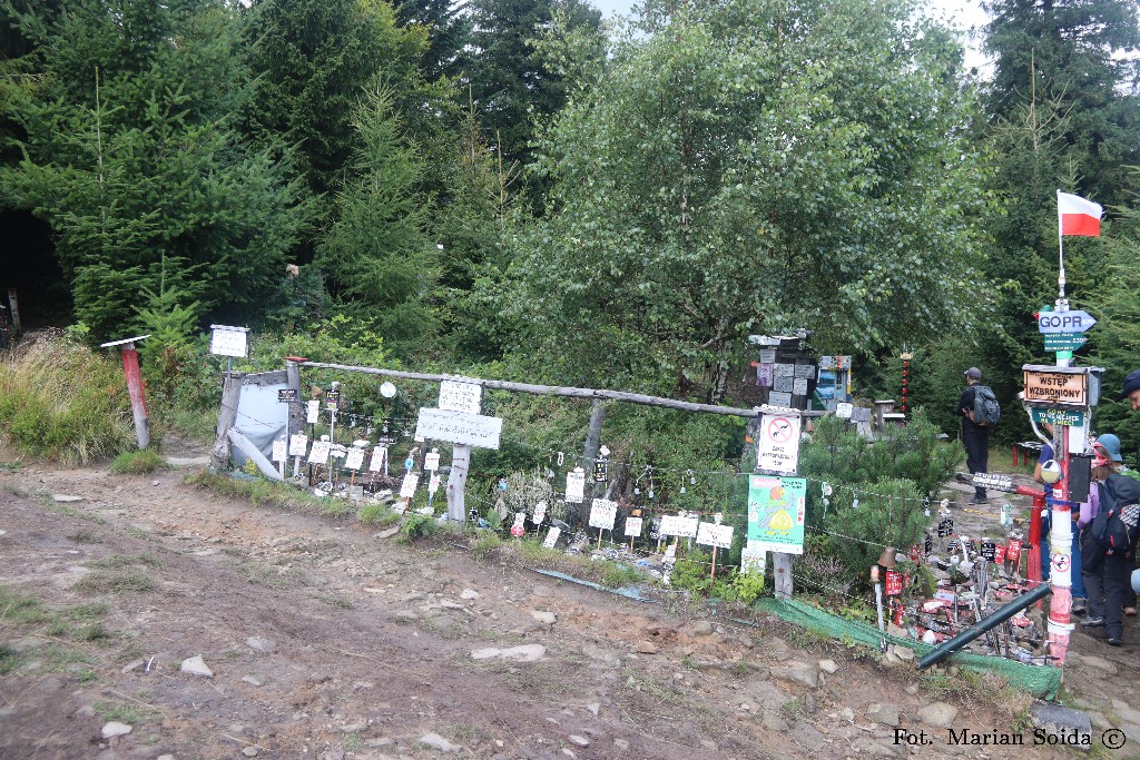 Kolekcja kamieni z różnych szczytów świata