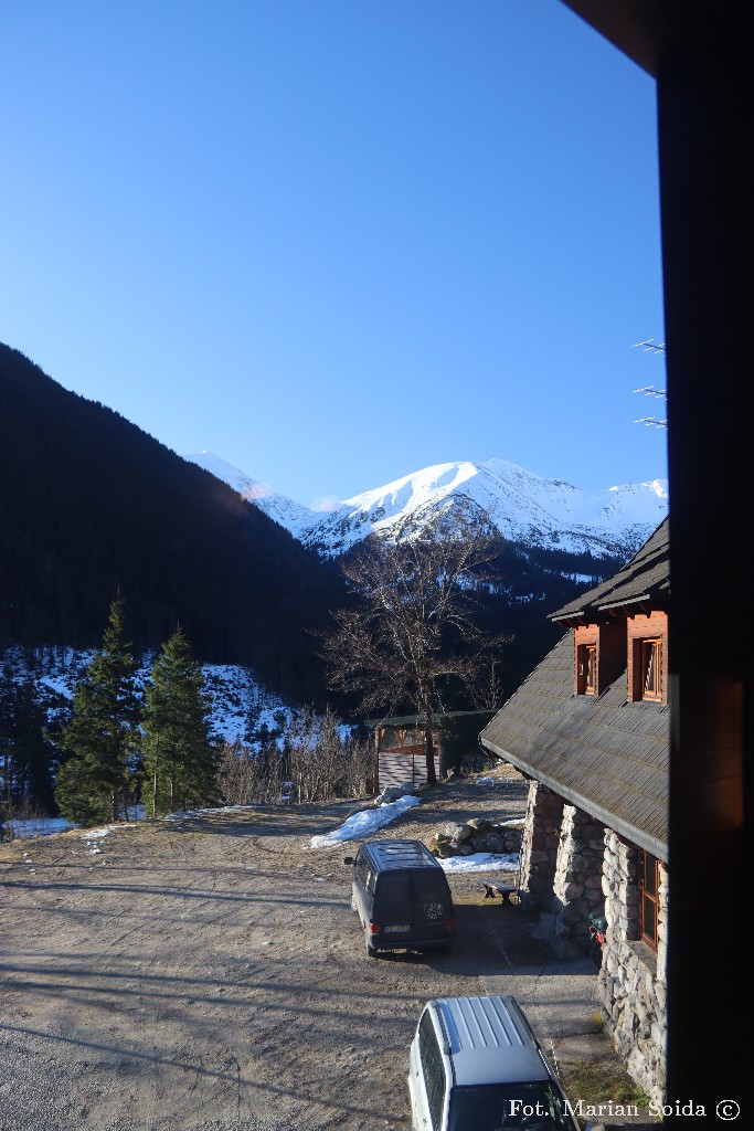 Widok na Łopatę z okna schroniska